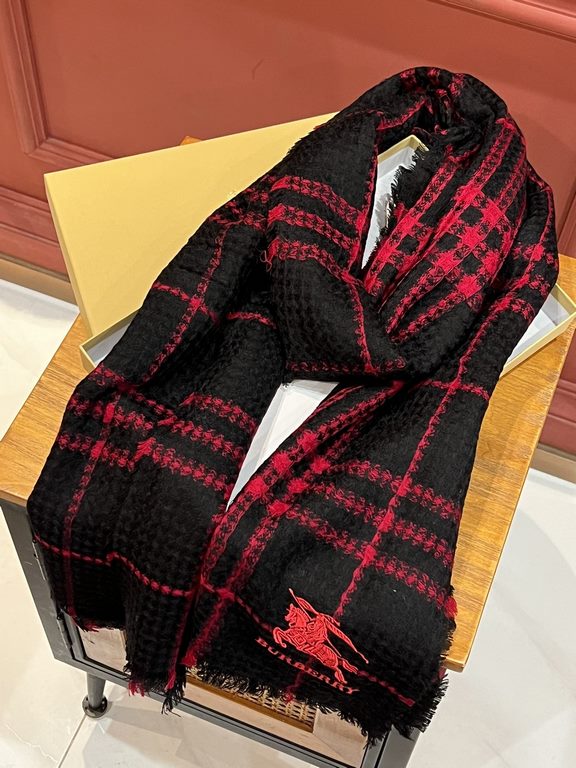 Ruthless goods to attack    Burberry classic models re-launched Fixed weave lambswool ring velvet fabric scarf, classic skeleton scarf Hand feel extremely silky, super comfortable on the body! Embroidered with B's classi