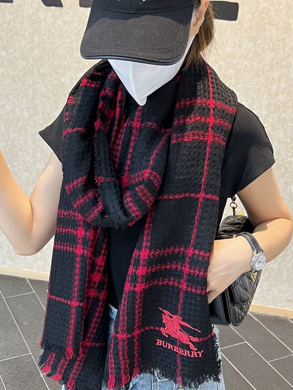 Ruthless goods to attack    Burberry classic models re-launched Fixed weave lambswool ring velvet fabric scarf, classic skeleton scarf Hand feel extremely silky, super comfortable on the body! Embroidered with B's classi