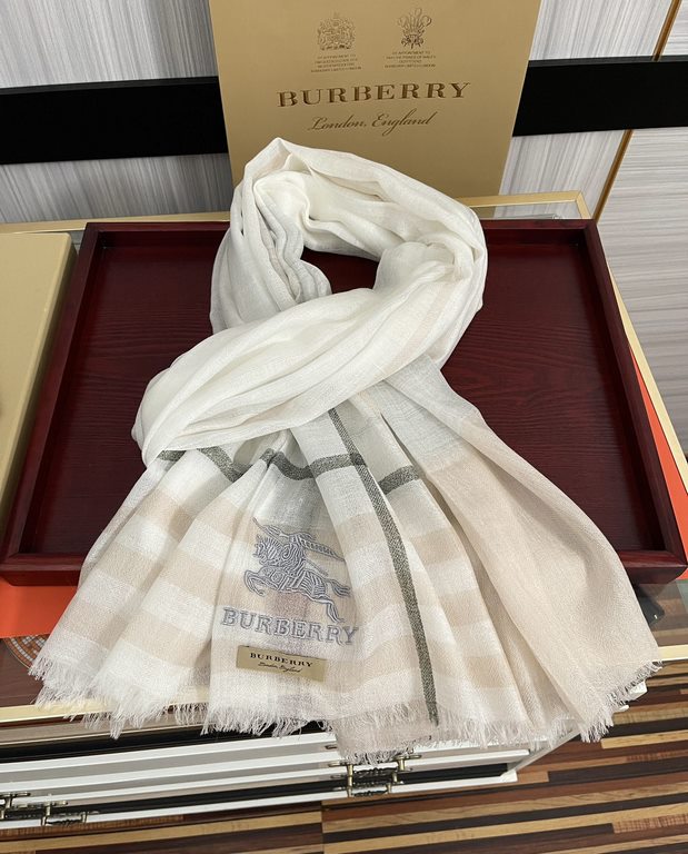 explosive models   Burberry gold silk cashmere   heavy recommended   too beautiful   hot N years of plaid, everyone likes   when the tide of people have several Bajaja scarves in the closet,   a change of scarves will be