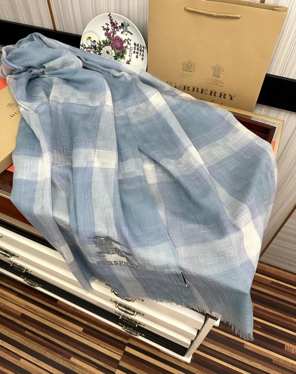 Burberry   using Inner Mongolia cashmere, heavily recommended   too beautiful   hot, everyone likes   when the hipsters have several Ba family scarves in the closet,   change a scarf is enough to give you a refreshing fe