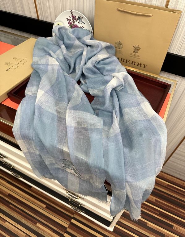 Burberry   using Inner Mongolia cashmere, heavily recommended   too beautiful   hot, everyone likes   when the hipsters have several Ba family scarves in the closet,   change a scarf is enough to give you a refreshing fe