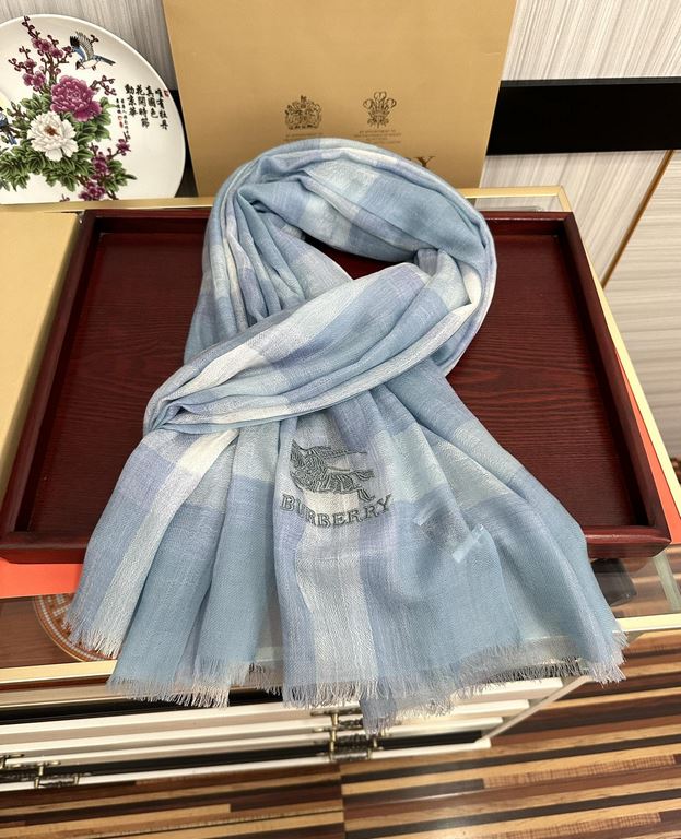 Burberry   using Inner Mongolia cashmere, heavily recommended   too beautiful   hot, everyone likes   when the hipsters have several Ba family scarves in the closet,   change a scarf is enough to give you a refreshing fe