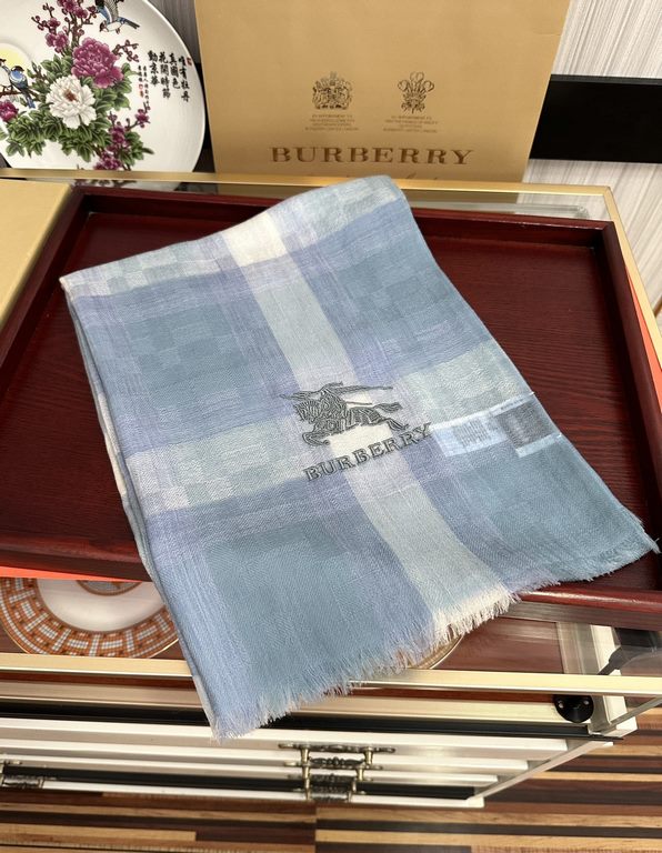 Burberry   using Inner Mongolia cashmere, heavily recommended   too beautiful   hot, everyone likes   when the hipsters have several Ba family scarves in the closet,   change a scarf is enough to give you a refreshing fe