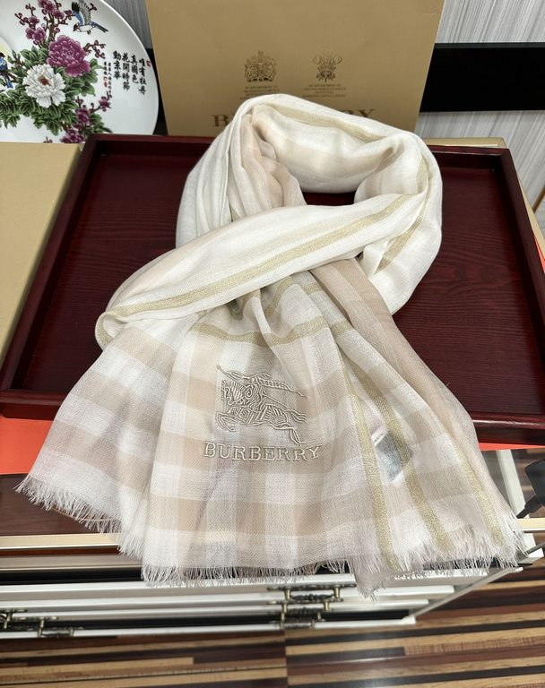 Explosive models Burberry gold silk cashmere   heavy recommended   too beautiful   hot N years of plaid, everyone likes   when the hipsters have several Ba family scarves in the closet,   a change of scarf is enough to g