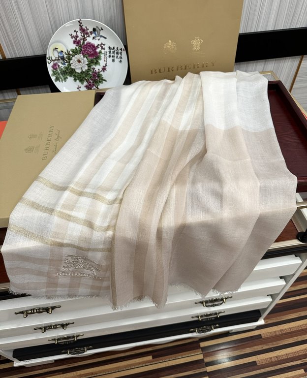 Explosive models Burberry gold silk cashmere   heavy recommended   too beautiful   hot N years of plaid, everyone likes   when the hipsters have several Ba family scarves in the closet,   a change of scarf is enough to g