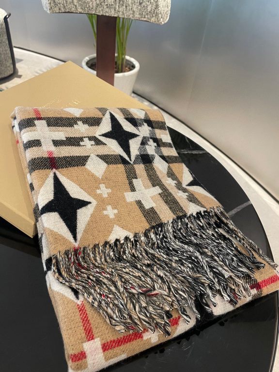 Burberry craftsmanship masterpiece  - Classic large grid double-sided jacquard cashmere scarf   completely equal to 2 scarves   one of the brand's chief creative director Riccardo Tisci's favorite logo. Counter hot new, 