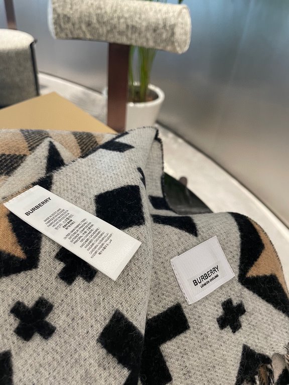 Burberry craftsmanship masterpiece  - Classic large grid double-sided jacquard cashmere scarf   completely equal to 2 scarves   one of the brand's chief creative director Riccardo Tisci's favorite logo. Counter hot new, 