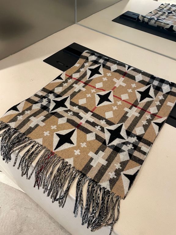 Burberry craftsmanship masterpiece  - Classic large grid double-sided jacquard cashmere scarf   completely equal to 2 scarves   one of the brand's chief creative director Riccardo Tisci's favorite logo. Counter hot new, 