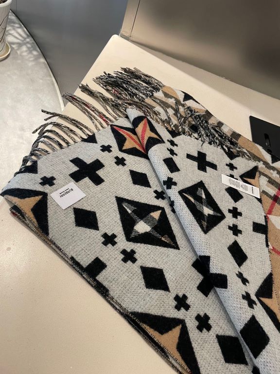 Burberry craftsmanship masterpiece  - Classic large grid double-sided jacquard cashmere scarf   completely equal to 2 scarves   one of the brand's chief creative director Riccardo Tisci's favorite logo. Counter hot new, 