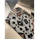 Burberry craftsmanship masterpiece  - Classic large grid double-sided jacquard cashmere scarf   completely equal to 2 scarves   one of the brand's chief creative director Riccardo Tisci's favorite logo. Counter hot new, 