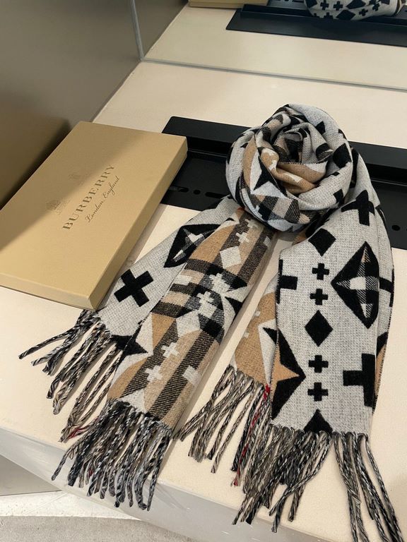 Burberry craftsmanship masterpiece  - Classic large grid double-sided jacquard cashmere scarf   completely equal to 2 scarves   one of the brand's chief creative director Riccardo Tisci's favorite logo. Counter hot new, 