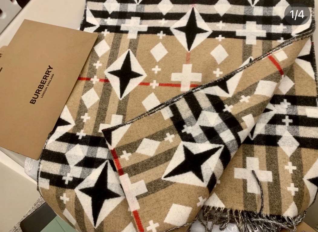 Burberry craftsmanship masterpiece  - Classic large grid double-sided jacquard cashmere scarf   completely equal to 2 scarves   one of the brand's chief creative director Riccardo Tisci's favorite logo. Counter hot new, 