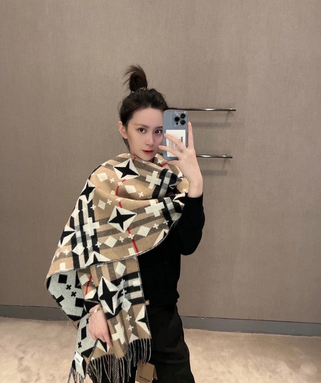 Burberry craftsmanship masterpiece  - Classic large grid double-sided jacquard cashmere scarf   completely equal to 2 scarves   one of the brand's chief creative director Riccardo Tisci's favorite logo. Counter hot new, 