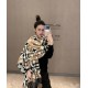 Burberry craftsmanship masterpiece  - Classic large grid double-sided jacquard cashmere scarf   completely equal to 2 scarves   one of the brand's chief creative director Riccardo Tisci's favorite logo. Counter hot new, 