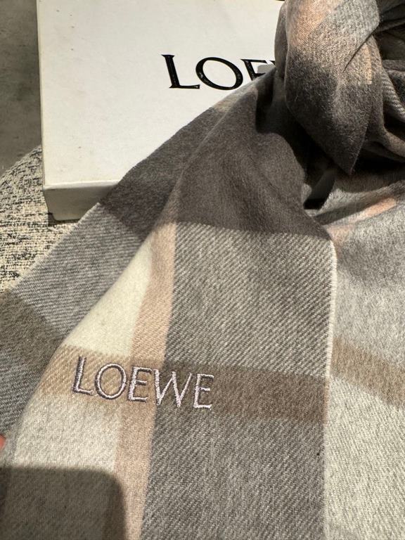 Loewe [Men's and Women's Scarves] Rage to keep for yourself, a rare high-end men's style! Family benefits! Burberry very positive men's scarf ~ fabric big love, very soft and delicate comfortable, light water ripple! Atm