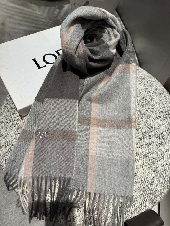 Loewe [Men's and Women's Scarves] Rage to keep for yourself, a rare high-end men's style! Family benefits! Burberry very positive men's scarf ~ fabric big love, very soft and delicate comfortable, light water ripple! Atm