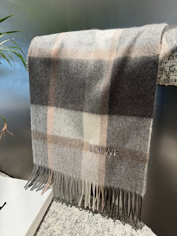 Loewe [Men's and Women's Scarves] Rage to keep for yourself, a rare high-end men's style! Family benefits! Burberry very positive men's scarf ~ fabric big love, very soft and delicate comfortable, light water ripple! Atm