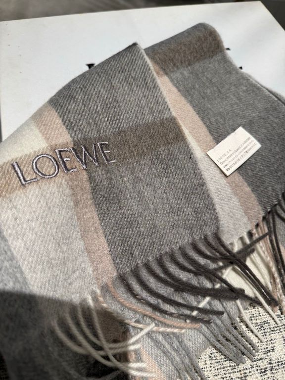 Loewe [Men's and Women's Scarves] Rage to keep for yourself, a rare high-end men's style! Family benefits! Burberry very positive men's scarf ~ fabric big love, very soft and delicate comfortable, light water ripple! Atm