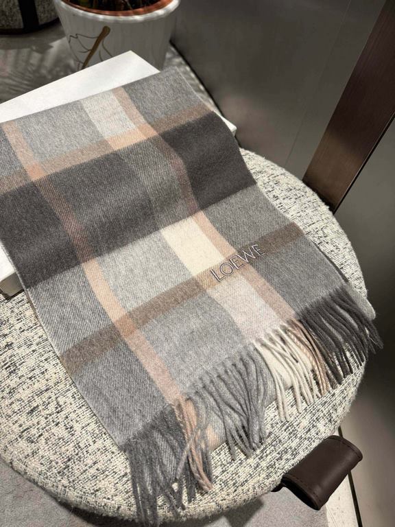 Loewe [Men's and Women's Scarves] Rage to keep for yourself, a rare high-end men's style! Family benefits! Burberry very positive men's scarf ~ fabric big love, very soft and delicate comfortable, light water ripple! Atm