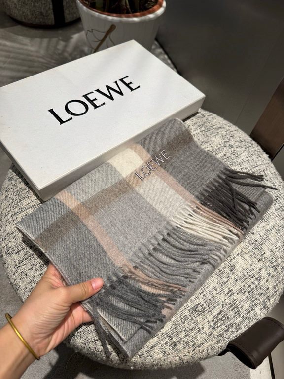 Loewe [Men's and Women's Scarves] Rage to keep for yourself, a rare high-end men's style! Family benefits! Burberry very positive men's scarf ~ fabric big love, very soft and delicate comfortable, light water ripple! Atm