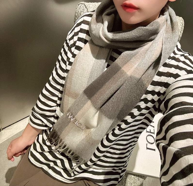 Loewe [Men's and Women's Scarves] Rage to keep for yourself, a rare high-end men's style! Family benefits! Burberry very positive men's scarf ~ fabric big love, very soft and delicate comfortable, light water ripple! Atm