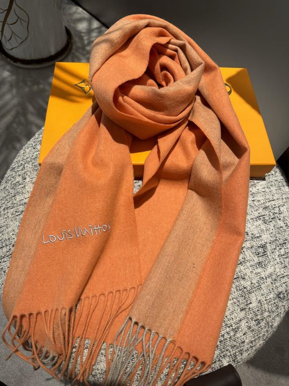 L V [Men's and Women's Scarves] Rage to keep it for yourself, a rare high-end men's style! Family benefits! Burberry very positive men's scarf ~ fabric big love, very soft and delicate comfortable, light water ripple! At