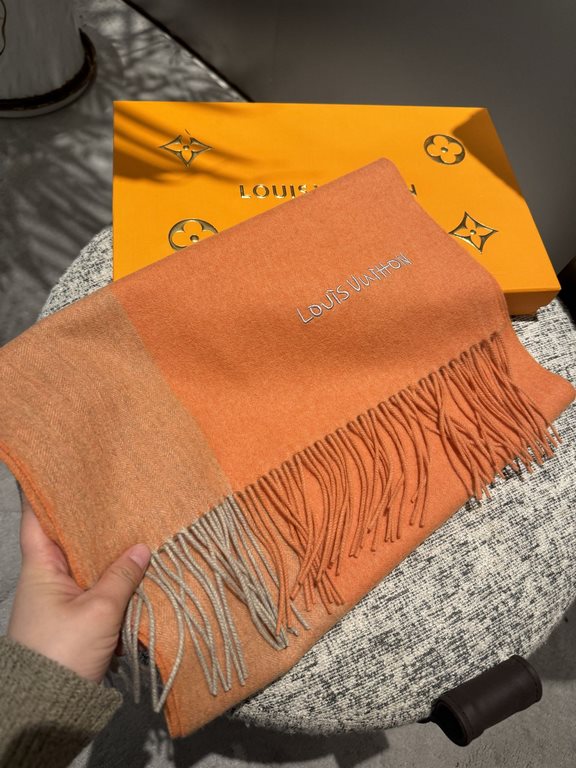 L V [Men's and Women's Scarves] Rage to keep it for yourself, a rare high-end men's style! Family benefits! Burberry very positive men's scarf ~ fabric big love, very soft and delicate comfortable, light water ripple! At