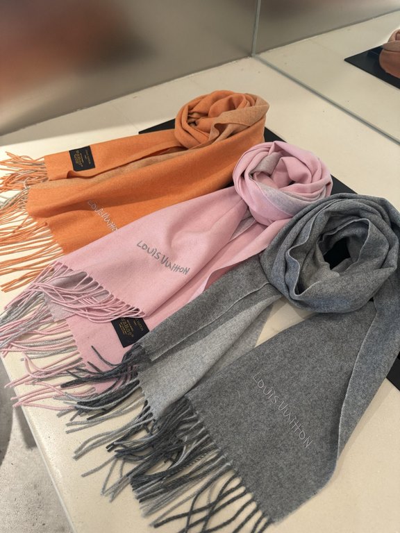 L V [Men's and Women's Scarves] Rage to keep it for yourself, a rare high-end men's style! Family benefits! Burberry very positive men's scarf ~ fabric big love, very soft and delicate comfortable, light water ripple! At