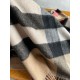 Never outdated Burberry plaid perpetual models, bbr war horse embroidery  Classic [large plaid gold thread shawl] quality feel good to the point of no return  100% lambswool  Highly cutting-edge product  Absolutely screa