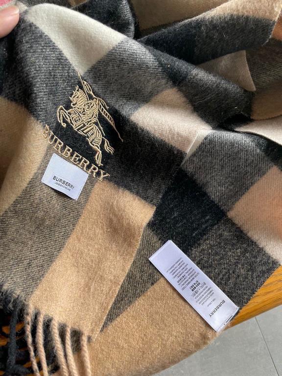 Never outdated Burberry plaid perpetual models, bbr war horse embroidery  Classic [large plaid gold thread shawl] quality feel good to the point of no return  100% lambswool  Highly cutting-edge product  Absolutely screa