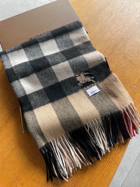 Never outdated Burberry plaid perpetual models, bbr war horse embroidery  Classic [large plaid gold thread shawl] quality feel good to the point of no return  100% lambswool  Highly cutting-edge product  Absolutely screa