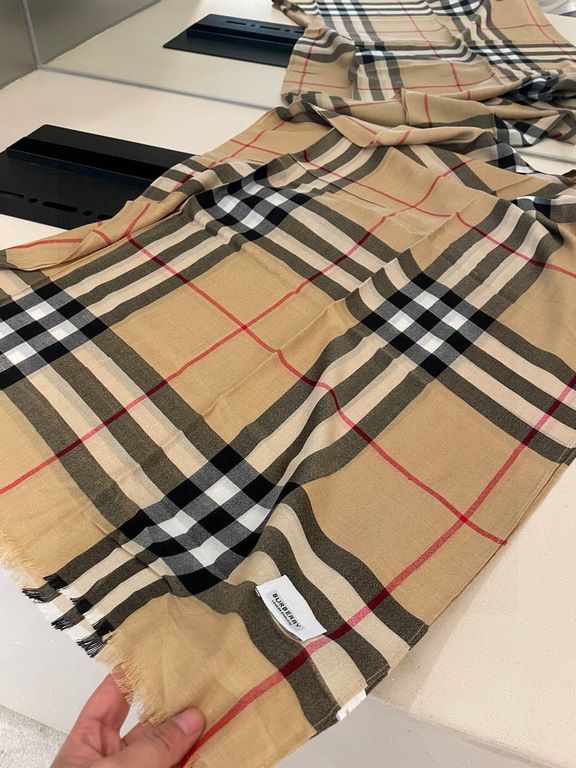 Burberry counter new   scarf shawl heavy to come. Counter inspection  burberry original single hall of fame royal newest models   counter in the sale of 16,000   manpower essential burberry single product. Each color is 