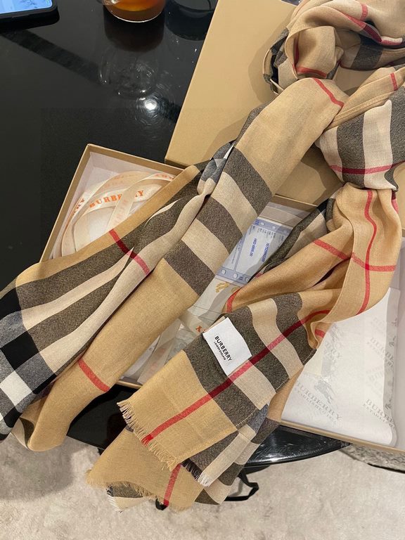 Burberry counter new   scarf shawl heavy to come. Counter inspection  burberry original single hall of fame royal newest models   counter in the sale of 16,000   manpower essential burberry single product. Each color is 