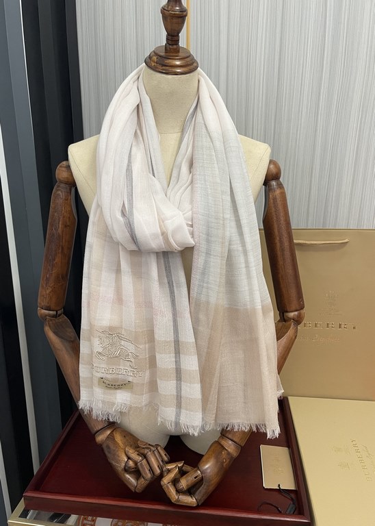 explosive models   Burberry gold silk cashmere   heavy recommended   too beautiful   hot N years of plaid, everyone likes   when the tide of people have several Bajaja scarves in the closet,   a change of scarves will be