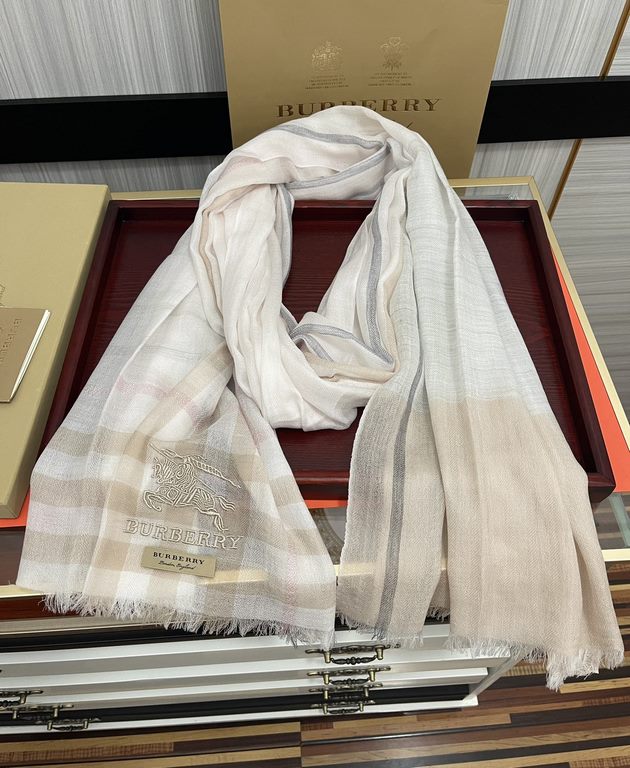 explosive models   Burberry gold silk cashmere   heavy recommended   too beautiful   hot N years of plaid, everyone likes   when the tide of people have several Bajaja scarves in the closet,   a change of scarves will be