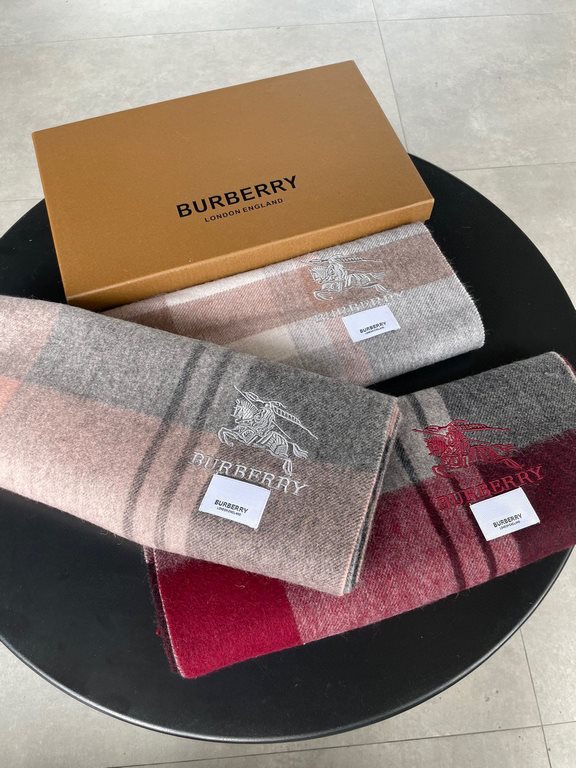 New   Barberry plaid explosion models  never out of fashion100% of the top of the cashmere material   very warm   soft skin-friendly, do not tie the neck   the classic Barberry plaid design   men and women unisex couples