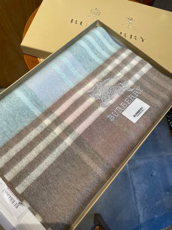 Price Burberry Bur cashmere plaid looks crazy good, so stylish and glamorous!!!! Very svelte and stylish fallwinter piece! Really like it, very Classical men's design. Men's stuff less and more! ! 100% cashmere, the feel