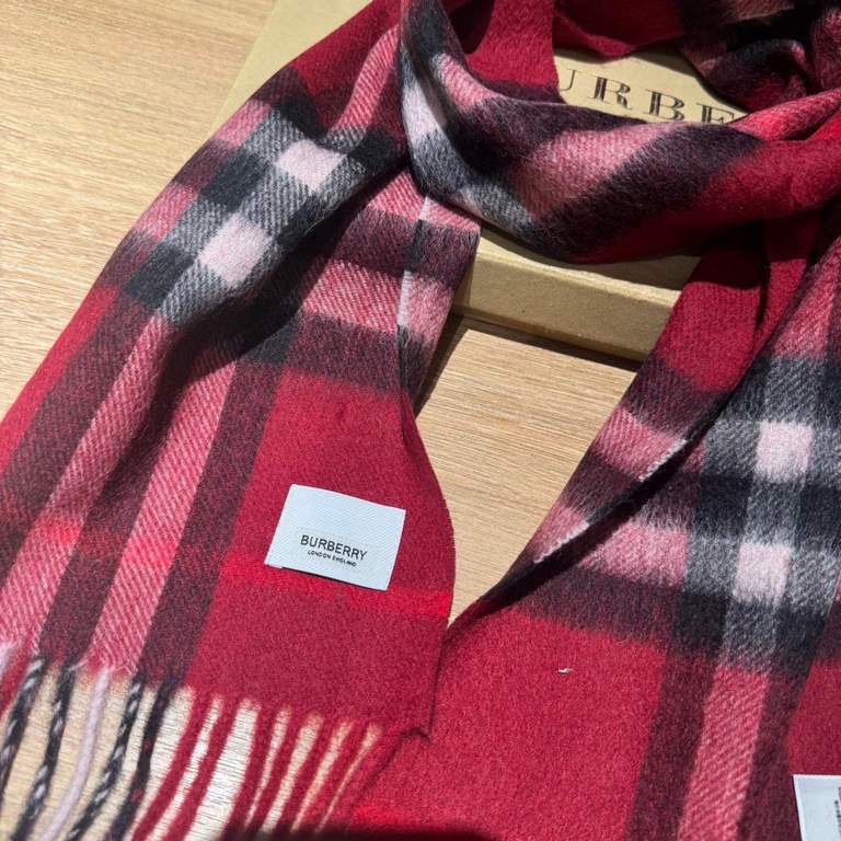 (children's model) burberry. counter classic model parent-child model! Baja 100 years classic small plaid! This price is a real bargain! Not those on the market zhajian brown imitation wool material! Quality feel first-c