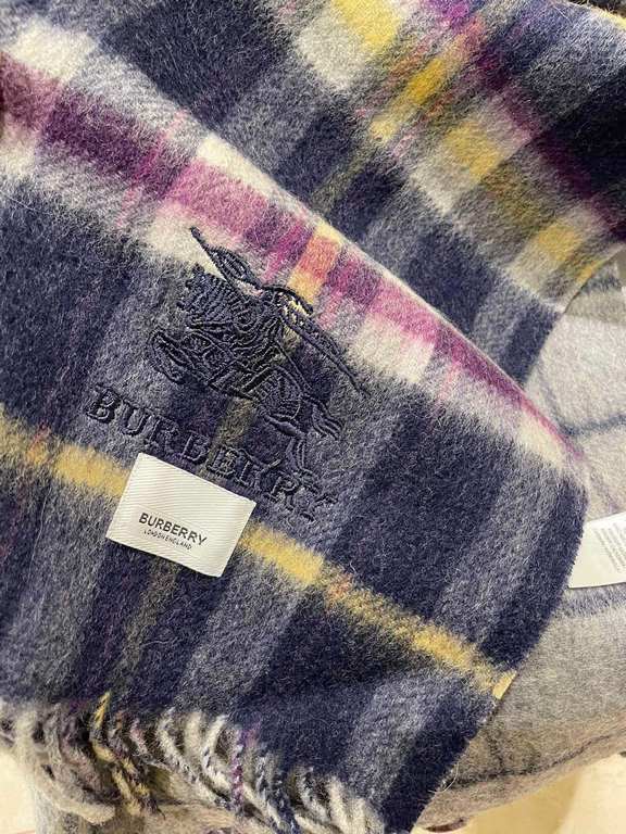 . Burberry original single counter small shawl, the domestic counter has not been put on sale    100% top cashmere material   very warm   soft skin-friendly, do not tie the neck   classic Burberry plaid reversible design