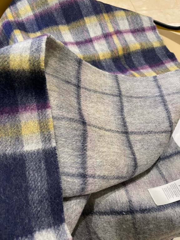 . Burberry original single counter small shawl, the domestic counter has not been put on sale    100% top cashmere material   very warm   soft skin-friendly, do not tie the neck   classic Burberry plaid reversible design