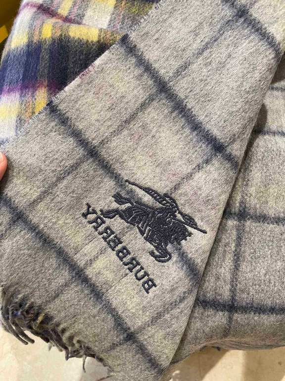 . Burberry original single counter small shawl, the domestic counter has not been put on sale    100% top cashmere material   very warm   soft skin-friendly, do not tie the neck   classic Burberry plaid reversible design