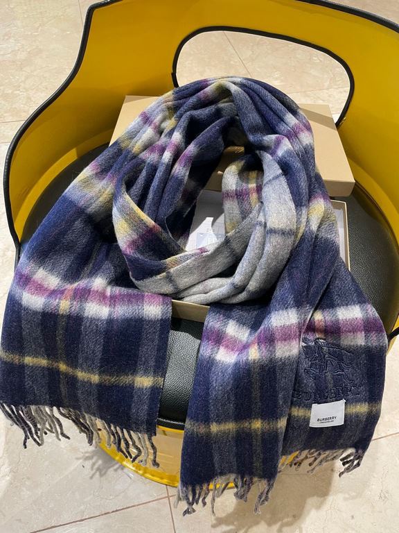 . Burberry original single counter small shawl, the domestic counter has not been put on sale    100% top cashmere material   very warm   soft skin-friendly, do not tie the neck   classic Burberry plaid reversible design