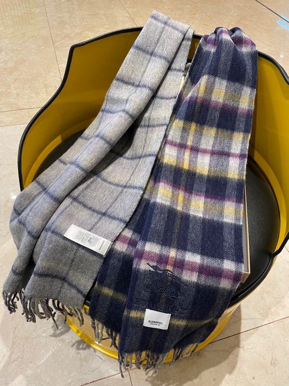 . Burberry original single counter small shawl, the domestic counter has not been put on sale    100% top cashmere material   very warm   soft skin-friendly, do not tie the neck   classic Burberry plaid reversible design