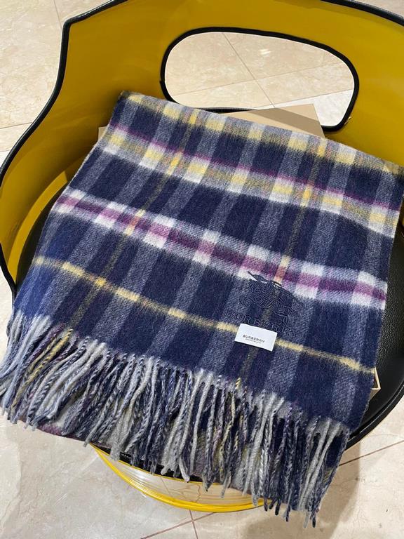 . Burberry original single counter small shawl, the domestic counter has not been put on sale    100% top cashmere material   very warm   soft skin-friendly, do not tie the neck   classic Burberry plaid reversible design