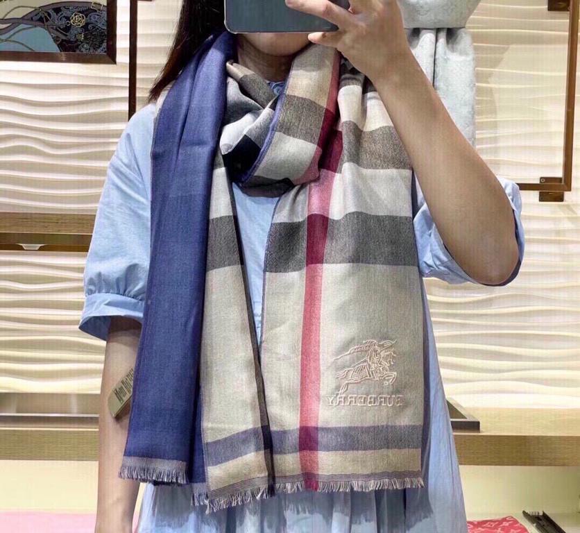 Price Heavy recommended   [top foreign single]   fire N years of the classic grid, when the trend of people have several Burberry scarves in the closet, a small scarf its role can not be underestimated, it is wearing abs