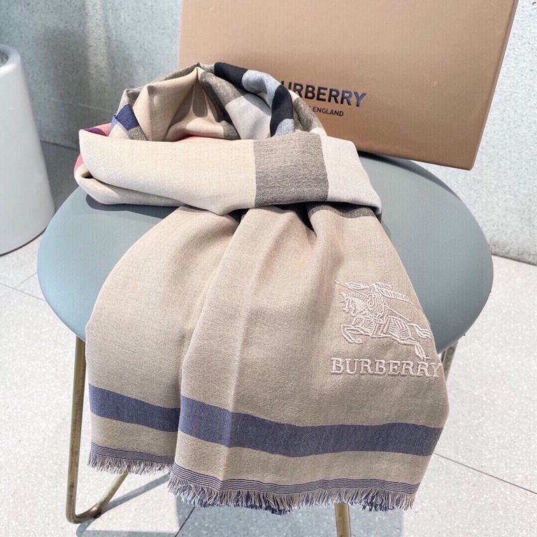 Price Heavy recommended   [top foreign single]   fire N years of the classic grid, when the trend of people have several Burberry scarves in the closet, a small scarf its role can not be underestimated, it is wearing abs