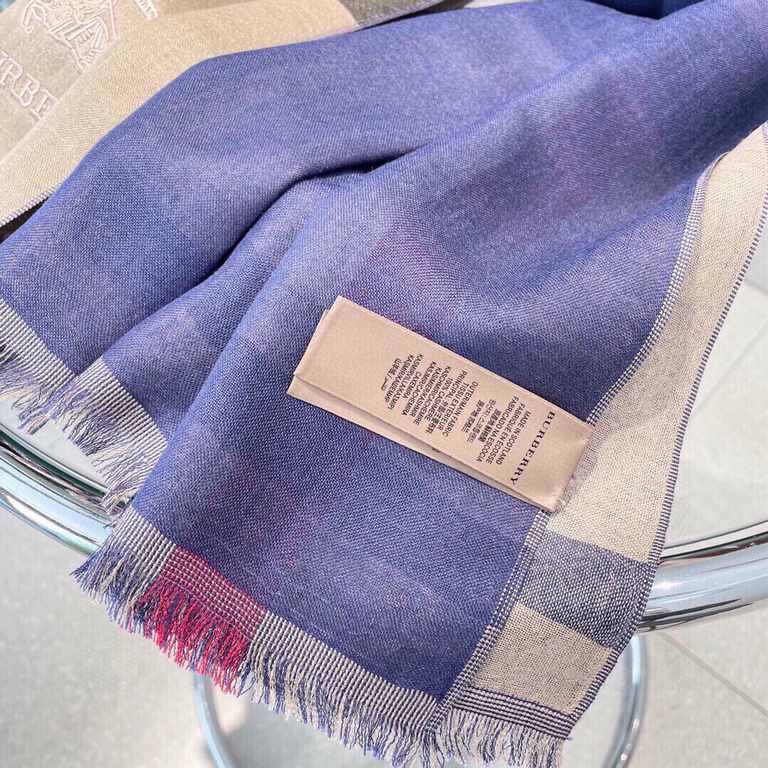 Price Heavy recommended   [top foreign single]   fire N years of the classic grid, when the trend of people have several Burberry scarves in the closet, a small scarf its role can not be underestimated, it is wearing abs