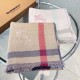 Price Heavy recommended   [top foreign single]   fire N years of the classic grid, when the trend of people have several Burberry scarves in the closet, a small scarf its role can not be underestimated, it is wearing abs