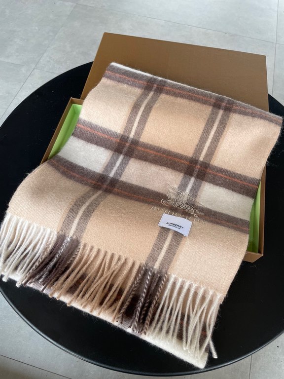 The Burberry Bur cashmere plaid looks crazy good, so stylish and glamorous!!!! Very svelte and stylish fallwinter piece! Really like it, very Classical men's design. Men's stuff less and more! ! 100% cashmere, the feel i