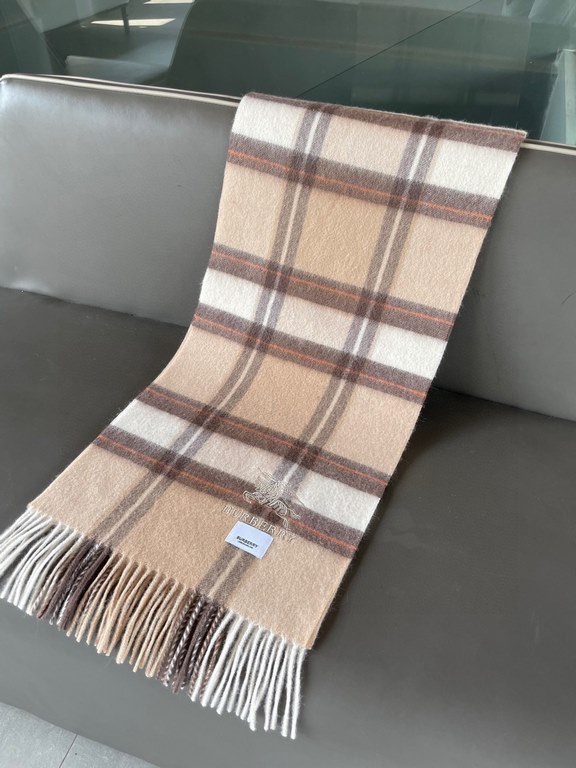 The Burberry Bur cashmere plaid looks crazy good, so stylish and glamorous!!!! Very svelte and stylish fallwinter piece! Really like it, very Classical men's design. Men's stuff less and more! ! 100% cashmere, the feel i